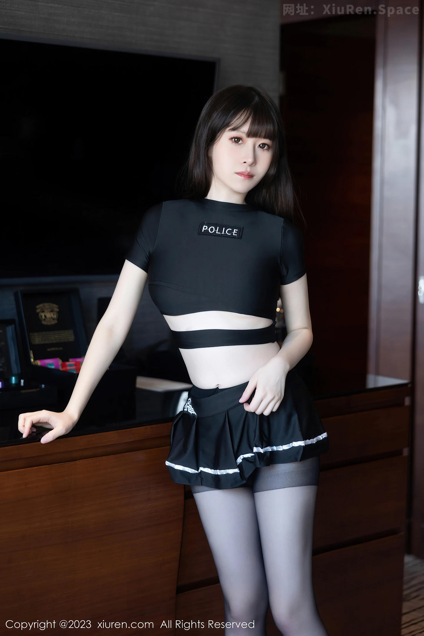 图片[4]-[XiuRen秀人网]VOL.7637 模特林悠悠性感黑色上衣配黑短裙露开档黑丝秀曼妙身姿诱惑写真98P-秀人网官方网站